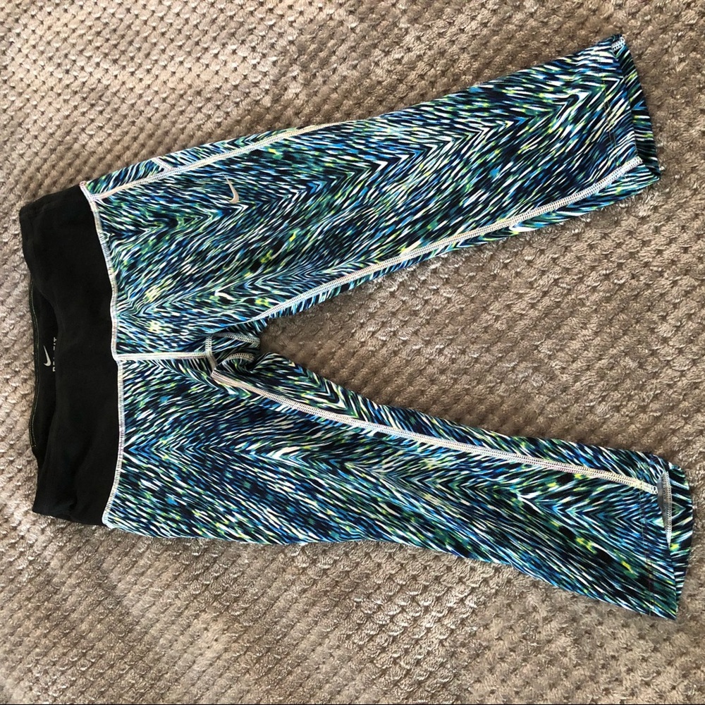 Nike dri-FIT crop leggings Size Small EUC